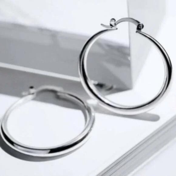 18K WHITE GOLD 1.5 ROUND HOOP EARRINGS, BEAUTIFUL EARRINGS, CUTE EARRINGS. - Picture 2 of 3